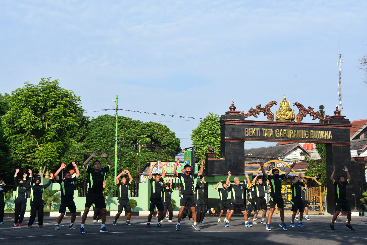 Bina Fisik, Prajurit  Dan PNS Korem 073/Makutarama Laksanakan Olahraga Bersama